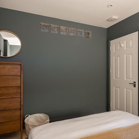 The Heart Of Shepherds Bush - Modern 2Bdr Apartment With Garden ลอนดอน ภายนอก รูปภาพ
